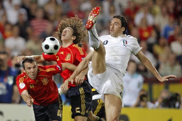 Luca Toni (Italien, re.) gegen Carles Puyol (Mitte) und Carlos Marchena (beide Spanien) Fußball EM Herren Euro 2008, Länderspiel, Nationalteam, Viertelfinale, Nationaltrikot, Gruppe Wien Freude, Begeisterung,