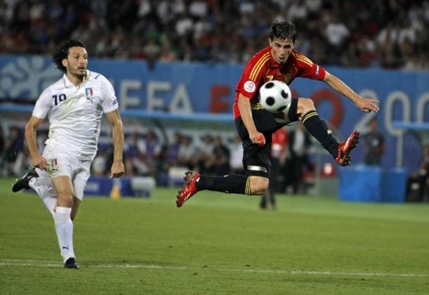David Villa (Spanien, re.) gegen Gianluca Zambrotta (Italien) Fußball EM Herren Euro 2008, Länderspiel, Nationalteam, Viertelfinale, Nationaltrikot, Gruppe Wien Dynamik,