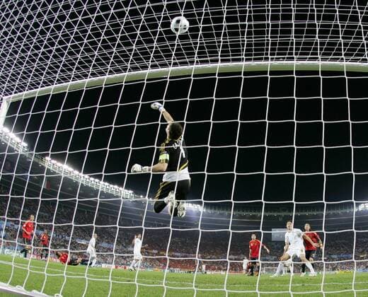 Torwart Iker Casillas (Spanien) pariert Fußball EM Herren Euro 2008, Länderspiel, Nationalteam, Viertelfinale, Nationaltrikot, Totale Wien Dynamik, Abwehr,