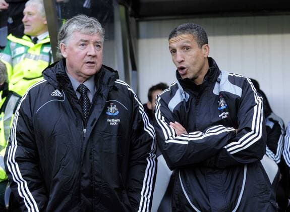 Fußball, Trainerhistorie Newcastle United von 1895 bis heute Trainer Joe Kinnear (li.) und Co Trainer Chris Hughton (beide Newcastle) - EDITORIAL USE ONLY. No use with unauthorised audio, video, data, fixture lists, club league logos or live services. Online in-match use limited to 120 images, no video emulation. No use in betting, games or single club league player publications. Fußball Herren English Premier League 2008 2009, 1. Englische Liga, Newcastle United Gruppe Newcastle