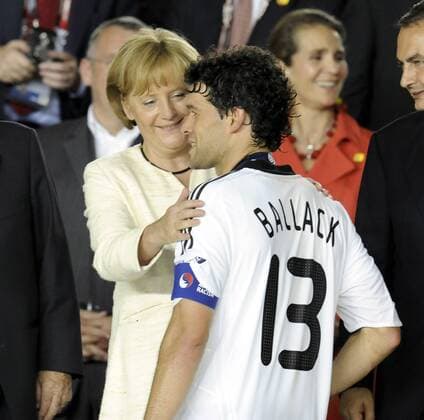 Michael Ballack wird von Bundeskanzlerin Angela Merkel (CDU Deutschland) getröstet Fußball EM Herren Euro 2008, Länderspiel, Finale, Nationalteam, Nationaltrikot, Gruppe Wien