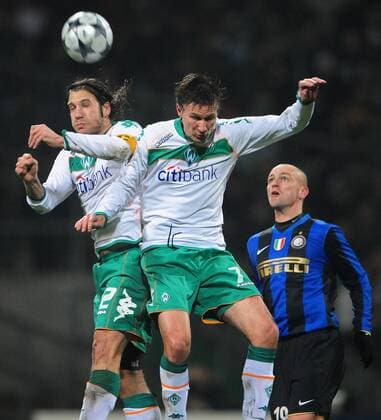 Torsten Frings (li.) und Jurica Vranjes (beide Bremen, Mitte) gegen Esteban Cambiasso (Inter Mailand) Fußball EC 1 Herren Champions League 2008 2009, SV Werder Bremen - FC Internazionale Mailand Gruppe Bremen Dynamik, Kampf,
