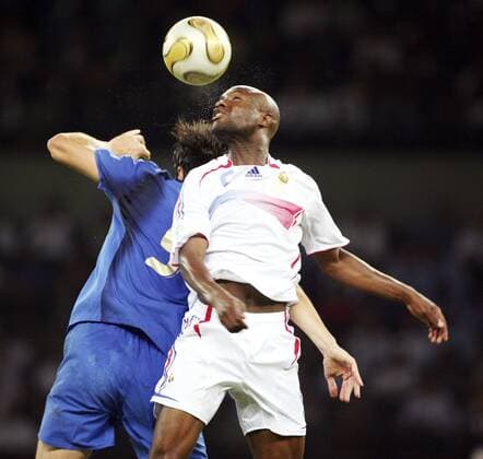 William Gallas (Frankreich, re.) im Duell Fußball WM Herren WM 2006, Länderspiel, Nationalteam, Nationaltrikot, Finale - Italien - Frankreich 5:3 n.E. Gruppe Berlin Dynamik, Kampf,