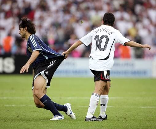 Oliver Neuville (Deutschland, re.) gegen Roberto Ayala (Argentinien) Fußball WM Herren WM 2006, Länderspiel, Nationalteam, Gruppe o0 Viertelfinale Berlin Kampf,