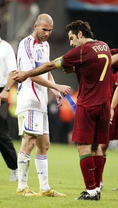 Zinedine Zidane (Frankreich, li.) und Luis Figo (Portugal) Fußball WM Herren WM 2006, Länderspiel, Halbfinale, Nationalteam, Nationaltrikot, Portugal, - Frankreich 0:1 Gruppe München