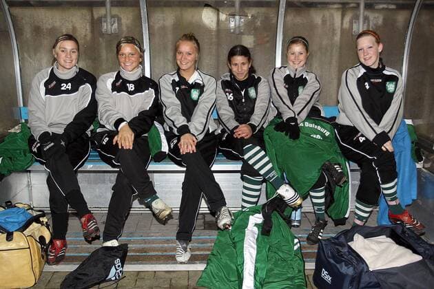Verführerische Duisburger Ersatzbank, v.li.: Anke Preuß, Irini Ioannidou, Turid Knaak, Hasret Kayikci, Vanessa Martini und Marith Prießen Fußball Damen DFB Pokal 2008 2009, Pokalspiel, Frauen, Frauenfußball, FCR Duisburg Gruppe Duisburg Sinnlichkeit,