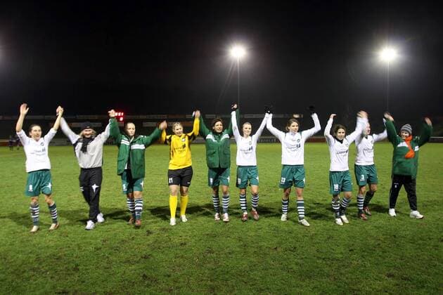 Schlußjubel Duisburg Fußball Damen DFB Pokal 2008 2009, Pokalspiel, Frauen, Frauenfußball, FCR Duisburg Totale Duisburg Freude,