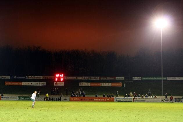 Roter Nachthimmel über dem PCC Stadion zur DFB Pokal Begegnung des FCR Duisburg Fußball Damen DFB Pokal 2008 2009, Pokalspiel, Frauen, Frauenfußball, FCR Duisburg Totale Duisburg