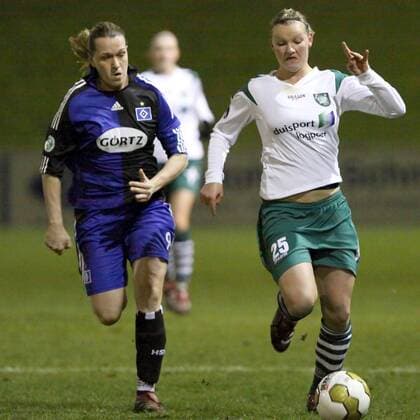 Alexandra Popp (Duisburg, re.) gegen Tanja Vreden (HSV) Fußball Damen DFB Pokal 2008 2009, Pokalspiel, Frauen, Frauenfußball, FCR Duisburg - Hamburger SV, Hamburg Gruppe Duisburg Dynamik, Kampf,