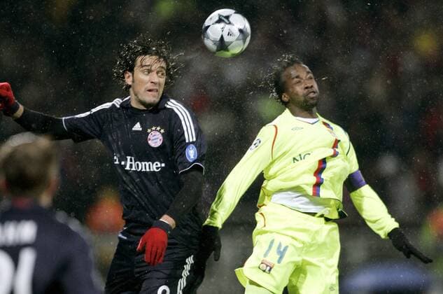 Luca Toni (Bayern, li.) gegen Sidney Govou (Lyon) -  (pano29085) Fußball EC 1 Herren Champions League 2008 2009, Olympique Lyonnais - FC Bayern München 2:3, OL Gruppe Lyon Dynamik,