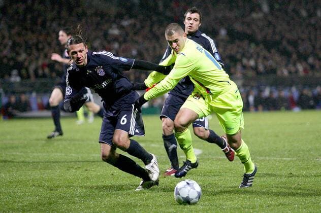Karim Benzema (Lyon, re.) gegen Martin Demichelis (Bayern) -  (pan29085) Fußball EC 1 Herren Champions League 2008 2009, Olympique Lyonnais - FC Bayern München, OL Gruppe Lyon Dynamik,