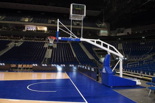 Basketballkorb in der O2 World Arena - Heimspielstätte von ALBA Berlin Basketball 1. BL Herren BBL 2008 2009, ALBA Berlin Totale O2 World Arena Berlin Leere,