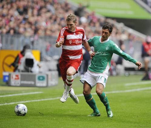 Bastian Schweinsteiger (Bayern, li.) gegen Mesut Özil (Bremen) Fußball 1. BL Herren Saison 2008 2009, FC Bayern München - Werder Bremen 2:5, Vdig Gruppe München Dynamik,