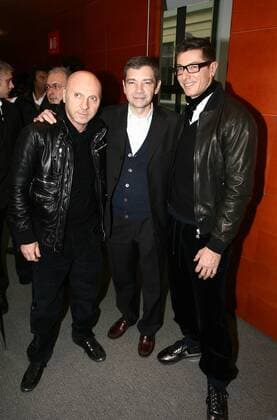 Modedesigner Domenico Dolce (li.) und Stefano Gabbana (re.) mit Carlo Verdelli (alle Italien Direktor La Gazzetta dello Sport) anläßlich der Präsentation des neuen rosa Trikots für den Giro d Italia 2009 in Mailand -  Radsport Herren Giro ditalia 2008 2009, D Italia, Straßenradsport, Straße, Rad, Pressetermin, Präsentation, Gruppe Mailand