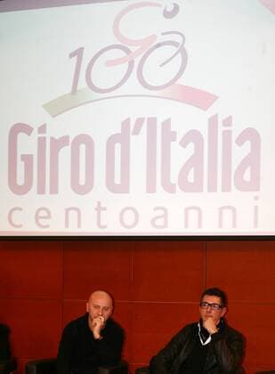 Modedesigner Domenico Dolce (li.) und Stefano Gabbana (beide Italien) anläßlich der Präsentation des neuen rosa Trikots für den Giro d Italia, der 2009 sein 100jähriges bestehen feiert -  Radsport Herren Giro ditalia 2008 2009, D Italia, Straßenradsport, Straße, Rad, Pressetermin, Präsentation, Totale Mailand