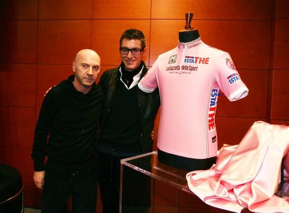 Modedesigner Domenico Dolce (li.) und Stefano Gabbana (beide Italien) anläßlich der Präsentation des neuen rosa Trikots für den Giro d Italia 2009 -  Radsport Herren Giro ditalia 2008 2009, D Italia, Straßenradsport, Straße, Rad, Pressetermin, Präsentation, Gruppe Mailand