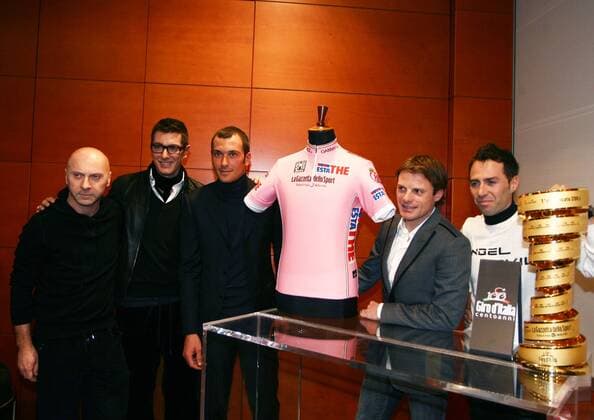 Präsentation des neuen rosa Trikots für den Giro d Italia 2009, v.li.: Modedesigner Domenico Dolce und Stefano Gabbana, Ivan Basso (Liquigas), Danilo Di Luca (LPR Brakes) und Gilberto Simoni (Diquigiovanni Androni alle Italien) - Radsport Herren Giro ditalia 2008 2009, D Italia, Straßenradsport, Straße, Rad, Pressetermin, Präsentation, Gruppe Mailand