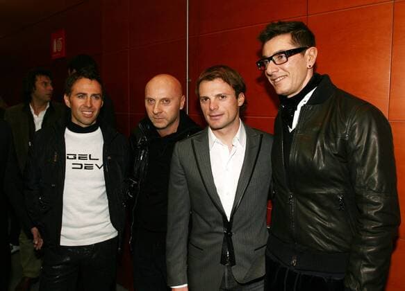 Präsentation des neuen rosa Trikots für den Giro d Italia 2009, v.li.: Gilberto Simoni (Diquigiovanni Androni), Modedesigner Domenico Dolce, Danilo Di Luca (LPR Brakes) und Modedesigner Stefano Gabbana (alle Italien) - Radsport Herren Giro ditalia 2008 2009, D Italia, Straßenradsport, Straße, Rad, Pressetermin, Präsentation, Gruppe Mailand