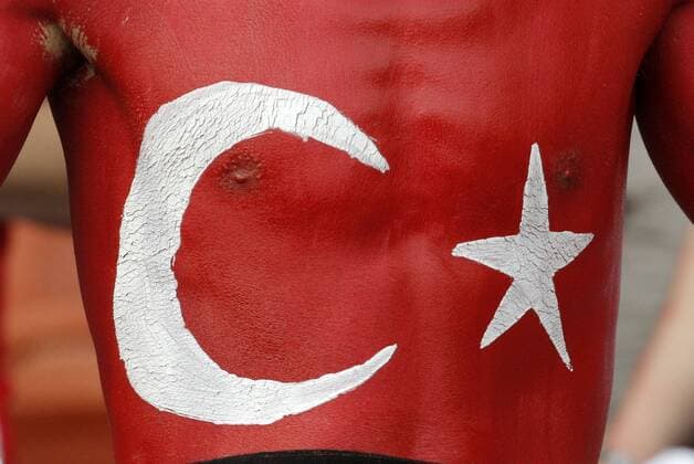 Türkischer Fan mit Körperbemalung in den Nationalfarben Fußball EM Herren Euro 2008, Länderspiel, Nationalteam, Viertelfinale Einzelbild Wien