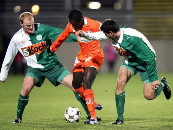 Mamadou Diabang (Austria Wien, Mitte) gegen Csaba Csizmadia (li.) und Nedeljko Malic (beide Mattersburg) -  Fußball Herren Bundesliga 2008 2009, 1. Liga, SV Mattersburg - FK Austria Wien Gruppe Mattersburg Dynamik, Kampf,