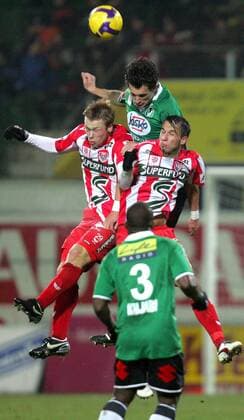 Thomas Burgstaller (Ried, Mitte) gegen Preston Zimmerman (li.) und Miroslav Milosevic (beide Kapfenberg) -  Fußball Herren Bundesliga 2008 2009, 1. Liga, SV Ried - KSV Superfund Kapfenberg, Kapfenberger SV Gruppe Ried Dynamik, Höhe, Kampf,