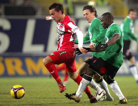 Michael Liendl (Kapfenberg, li.) gegen Florian Mader (Mitte) und Pa Saikou Kujabi (beide Ried) -  Fußball Herren Bundesliga 2008 2009, 1. Liga, SV Ried - KSV Superfund Kapfenberg, Kapfenberger SV Gruppe Ried Dynamik, Kampf,