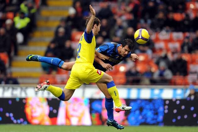 Dejan Stankovic (Inter Mailand, re.) gegen Santiago Morero (Chievo Verona) -  Fußball Herren Serie A 2008 2009, 1. Italienische Liga, FC Internazionale Mailand - AC Chievo Verona 4:2 Gruppe Mailand Dynamik,