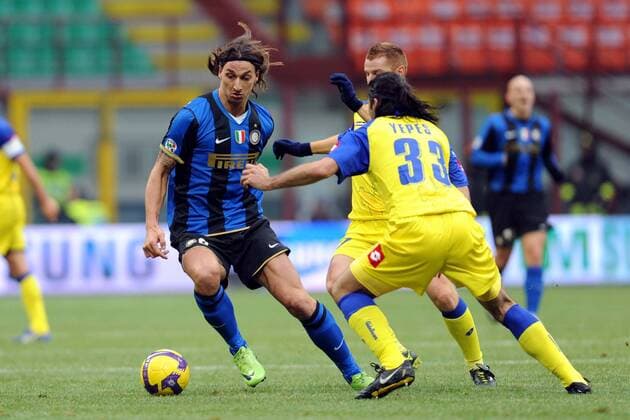 Zlatan Ibrahimovic (Inter Mailand, li.) gegen Mario Yepes (Chievo Verona, re.) -  Fußball Herren Serie A 2008 2009, 1. Italienische Liga, FC Internazionale Mailand - AC Chievo Verona 4:2 Gruppe Mailand Dynamik,