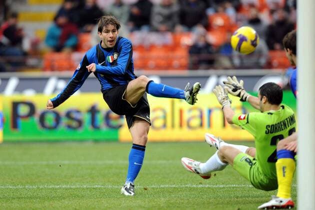Maxwell Scherrer (Inter Mailand, li.) erzielt gegen Torwart Stefano Sorrentino (Chievo Verona) das 1:0 -  Fußball Herren Serie A 2008 2009, 1. Italienische Liga, FC Internazionale Mailand - AC Chievo Verona 4:2 Gruppe Mailand Dynamik,