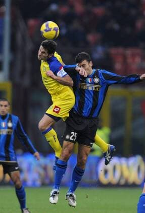 Sergio Pellissier (Chievo Verona, li.) gegen Walter Samuel (Inter Mailand) -  Fußball Herren Serie A 2008 2009, 1. Italienische Liga, FC Internazionale Mailand - AC Chievo Verona 4:2 Gruppe Mailand Dynamik,