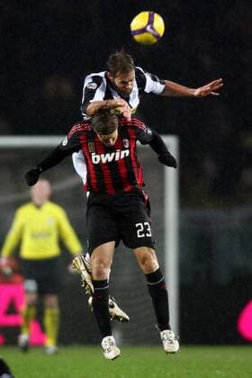 Massimo Ambrosini (AC Mailand, vorn) gegen Olof Mellberg (Juventus Turin) -  Fußball Herren Serie A 2008 2009, 1. Italienische Liga, Juventus Turin AC Mailand 4:2, Milan, Juve Gruppe Turin Dynamik,