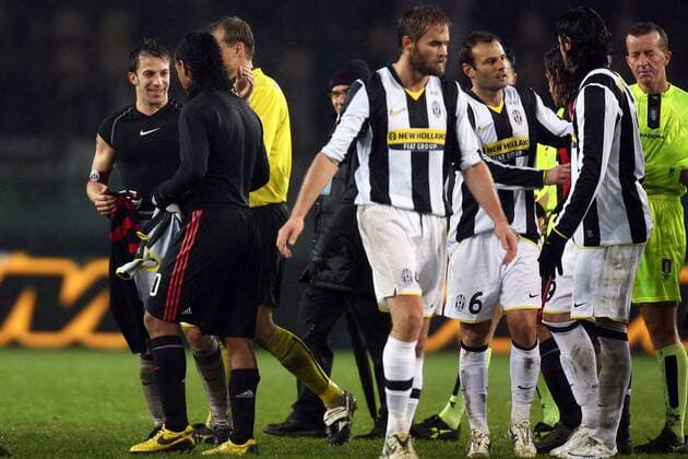 Alessandro Del Piero (Juventus Turin, li.) und Ronaldinho (AC Mailand) tauschen Trikots -  Fußball Herren Serie A 2008 2009, 1. Italienische Liga, Juventus Turin AC Mailand 4:2, Milan, Juve Gruppe Turin Kameradschaft,