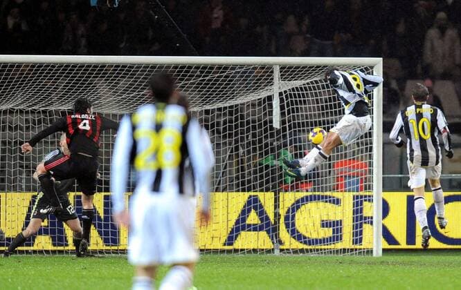 Amauri (Juventus Turin, 2. v. re.) erzielt das 3:1 per Kopfball -  Fußball Herren Serie A 2008 2009, 1. Italienische Liga, Juventus Turin AC Mailand 4:2, Milan, Juve Gruppe Turin Dynamik,