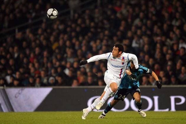 Fred (Lyon, li.) im Duell -  Fußball Herren Ligue 1 2008 2009, 1. Französische Liga, Olympique Lyonnais - Olympique Marseille, OM, OL Gruppe Lyon Dynamik,