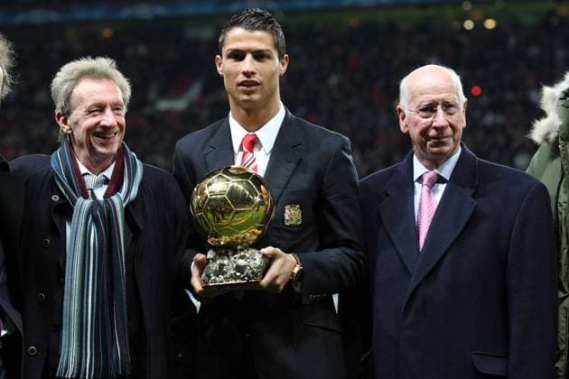 Cristiano Ronaldo (Manchester United Portugal) - Europas Fußballer des Jahres - mit Denis Law (Schottland, li.) und Sir Bobby Charlton (England) am Rande eines CL Spiels -  (081210PYK188) Fußball EC 3 Herren Champions League 2008 2009, Manu Gruppe Manchester