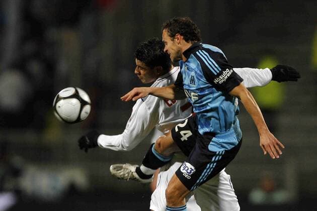 Laurent Bonnart (Marseille, re.) gegen Ederson (Lyon) -  Fußball Herren Ligue 1 2008 2009, 1. Französische Liga, Olympique Lyonnais - Olympique Marseille, OM, OL Gruppe Lyon Dynamik,