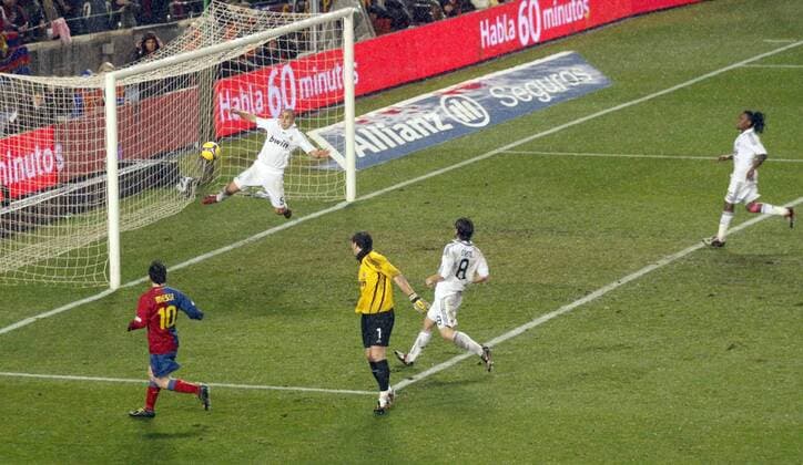 Lionel Messi (FC Barcelona, li.) erzielt das Tor zum 2:0, Fabio Cannavaro (Real Madrid) kommt trotz größten Einsatzes nicht mehr an den Ball -  - NOxONLINExUSE Fußball Herren Primera Division 2008 2009, 1. Spanische Liga, Barca - Real Madrid 2:0 Totale Barcelona Dynamik, Kampf, Abwehr,
