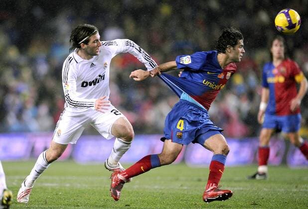 Gonzalo Higuain (Real Madrid, li.) gegen Rafael Marquez (FC Barcelona) -  (pan29163) Fußball Herren Primera Division 2008 2009, 1. Spanische Liga, FC Barcelona - Real Madrid CF 2:0, Barca Gruppe Barcelona Dynamik,
