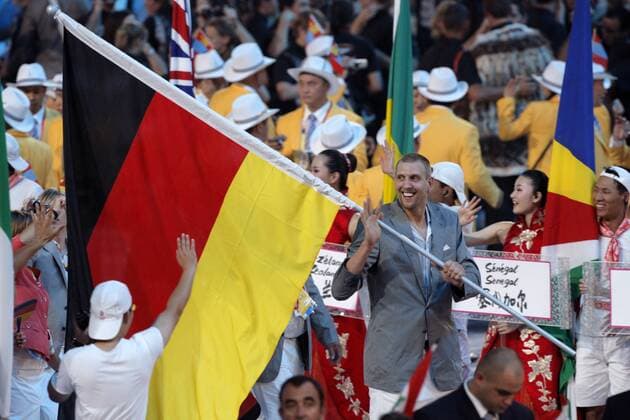 Fahnenträger Dirk Nowitzki (Deutschland) führt die deutsche Delegation bei der Eröffnungsfeier der Olympischen Spiele 2008 an Basketball OS Sommer Herren Olympische Spiele 2008, Sommerspiele, Eröffnung, Eröffnungsfeier, Zeremonie Gruppe o0 Nationalteam Peking