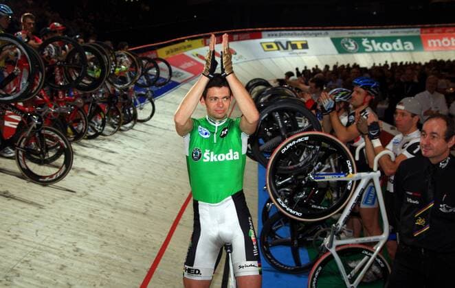 Juan Llaneras (Spanien) dankt den Anhängern Radsport Herren Zürcher Sechstagerennen 2008, Sechstage, Sechs, Sixdays, Six Days, indoor, Halle, Einzelbild Bahnrad, Bahnradsport, Bahn, Rad, Zürich 