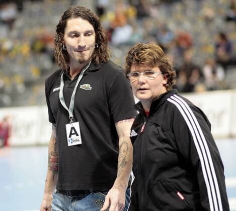 Sportdirektor Stefan Kretzschmar (Magdeburg, li.) neben Schiedsrichterin Jutta Ehrmann Wolf Handball 1. BL Herren Saison 2008 2009, SC Gladiators Magdeburg, SCM, Vdig Gruppe Mannheim