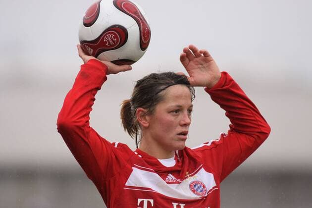 Bianca Rech (Bayern) - Einwurf Fußball Damen DFB Pokal 2008 2009, Pokalspiel, Frauen, Frauenfußball, FC Bayern München, Vdig Einzelbild München