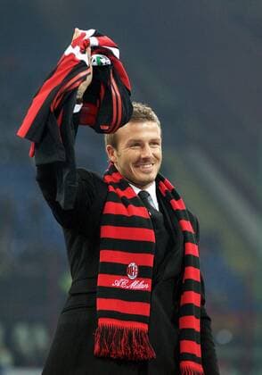 Neuzugang David Beckham (AC Mailand) winkt den Anhängern - Fußball Herren Serie A 2008 2009, 1. Italienische Liga, AC Milan Einzelbild Mailand