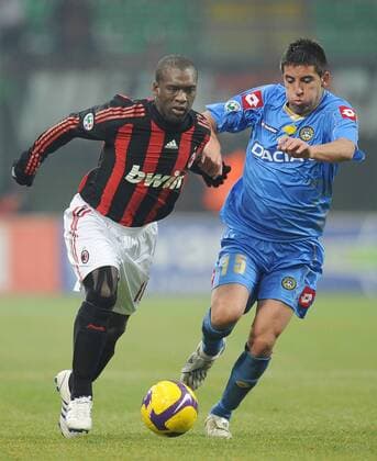 Clarence Seedorf (AC Mailand, li.) gegen Mauricio Isla (Udine) -  Fußball Herren Serie A 2008 2009, 1. Italienische Liga, AC Mailand - Udinese Calcio 5:1, Milan, Vdig Gruppe Mailand Dynamik,