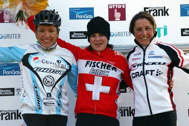 Siegerehrung Radquer Dagmarsellen 2008 - Siegerin Jasmin Achermann (Schweiz Fischer BMC, Mitte) gewinnt vor Sabine Spitz (Deutschland Central Ghost Pro Team, li.) und Renata Bucher (Schweiz Team Stöckli Craft) Radsport Damen Internationales Radquer 2008, Rad, CrossCountry, Cros Country, Querfeldein, Querfeldeinsport Gruppe Dagmarsellen Freude, 