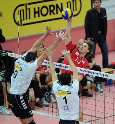 Stefan Schneider (Rottenburg, re.) gegen Georg Grozer (li.) und Juliano Bendini (beide Friedrichshafen) Volleyball 1. BL Herren Saison 2008 2009, TV Rottenburg - VfB Friedrichhafen 1:3 Gruppe Tübingen Dynamik,