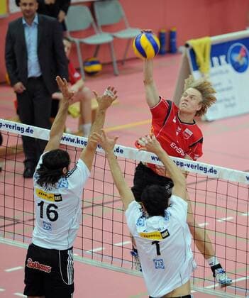 Dirk Mehlberg (Rottenburg, re.) gegen Idner Faustino Lima Martins (li.) und Juliano Bendini (beide Friedrichshafen) Volleyball 1. BL Herren Saison 2008 2009, TV Rottenburg - VfB Friedrichhafen 1:3 Gruppe Tübingen Dynamik,