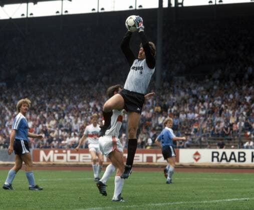 Torwart Ulrich Sude (Gladbach) hat den Ball Fußball 1. BL Herren DEUTSCHSPRACHIGE SPORTZEITSCHRIFTEN UND -ZEITUNGEN NUR NACH RÜCKSPRACHE, Saison 1984 1985 Einzelbild Stuttgart Dynamik,