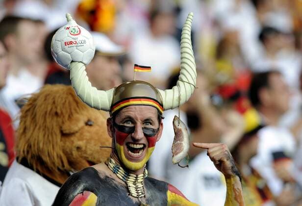 Deutscher Fan mit Wikingerhelm hat bezüglich des heutigen EM Finalgegners einen spanischen Schinken an sein Horn gebunden -  Fußball EM Herren EURO 2008, Länderspiel, Nationalmannschaft, Finale, Deutschland - Spanien 0:1 Einzelbild Wien Begeisterung, Komik, Freude,