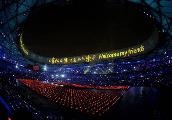 Olympia, Historie, Rückblick auf die Sommerspiele 2008 in Peking Schriftzug Welcome my friends bei der Eröffnung der olympischen Spiele 2008 im Pekinger Olympiastadion -  OS Sommer Olympische Sommerspiele 2008, Spiele, Eröffnungsfeier, Feier, Zeremonie Totale National Olympic Stadium Nationalstadion Peking o0 Olympiastadion